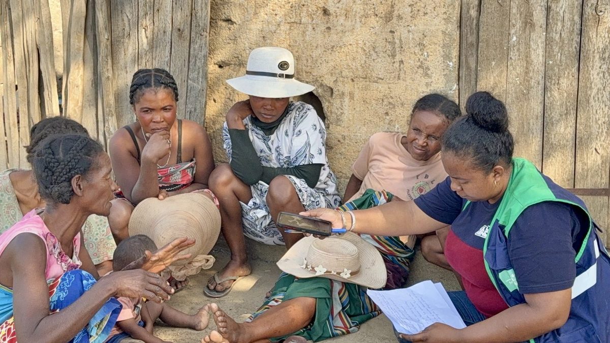 Fokontany-level community consultation meeting